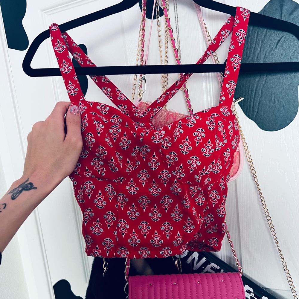 🎃super cute red tanktop with cross straps on back. barely worn:)